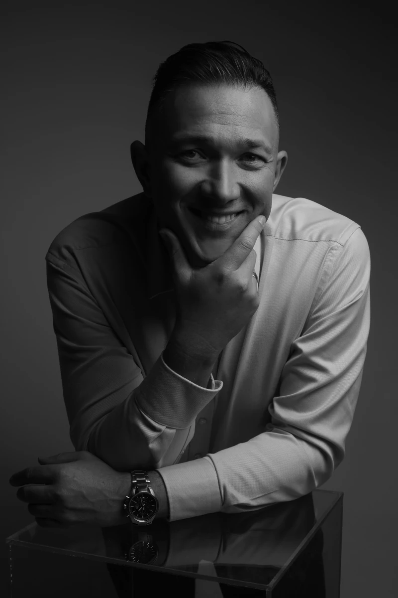 Grzegorz Kowalski, Wedding Host i konferansjer, czarno-biały portret