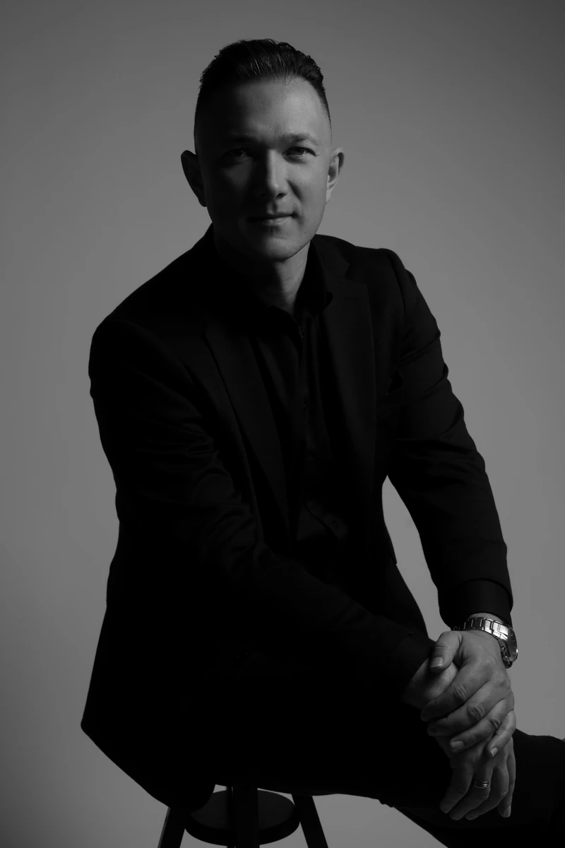 Grzegorz Kowalski podczas sesji portretowej